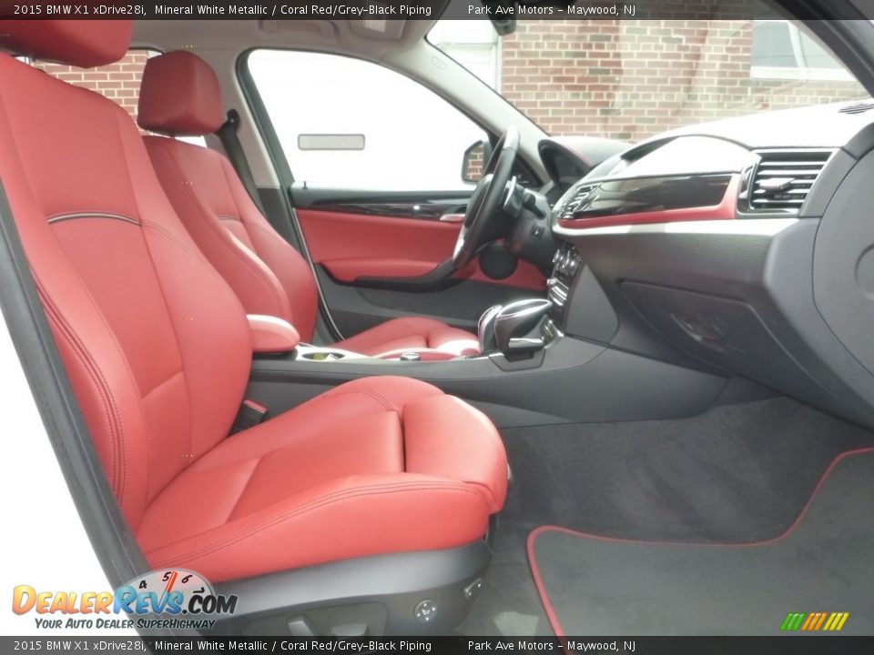 2015 BMW X1 xDrive28i Mineral White Metallic / Coral Red/Grey-Black Piping Photo #26
