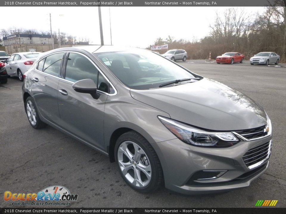 Front 3/4 View of 2018 Chevrolet Cruze Premier Hatchback Photo #7