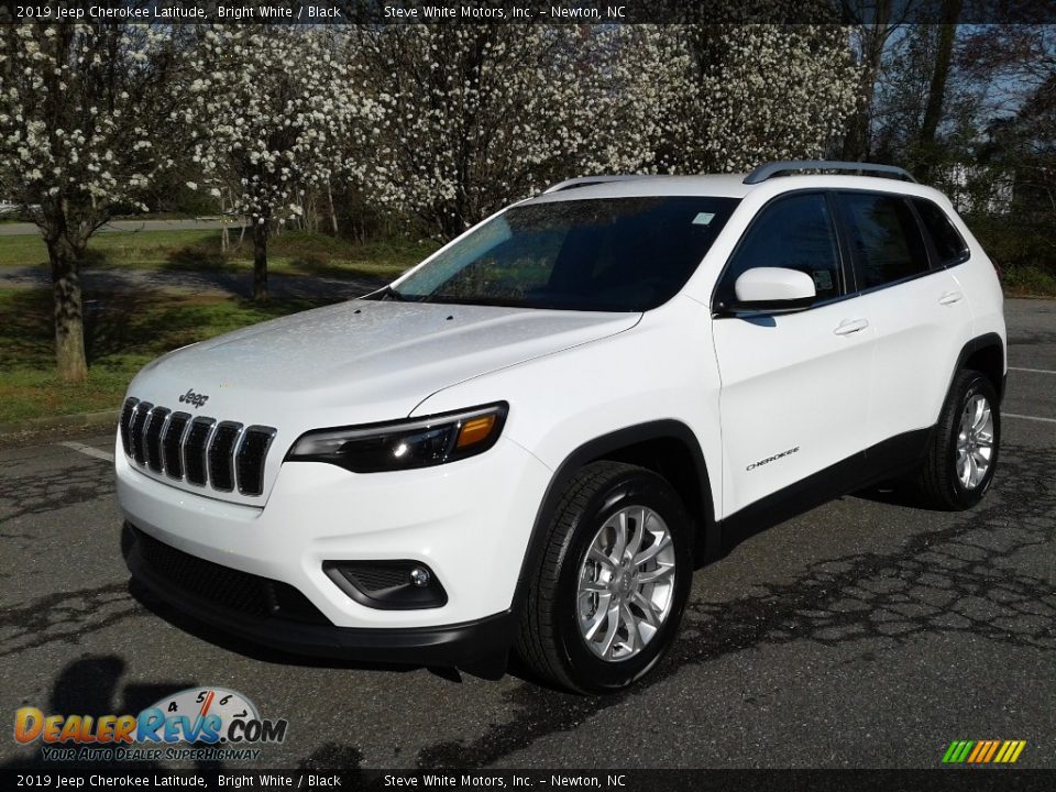 Front 3/4 View of 2019 Jeep Cherokee Latitude Photo #2