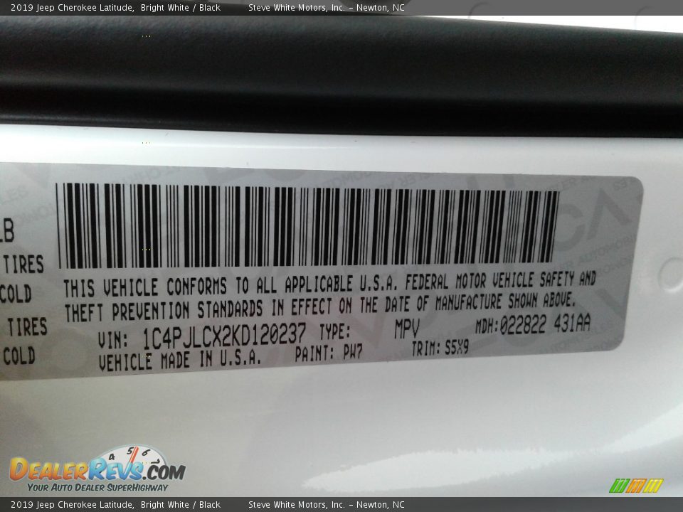 2019 Jeep Cherokee Latitude Bright White / Black Photo #28