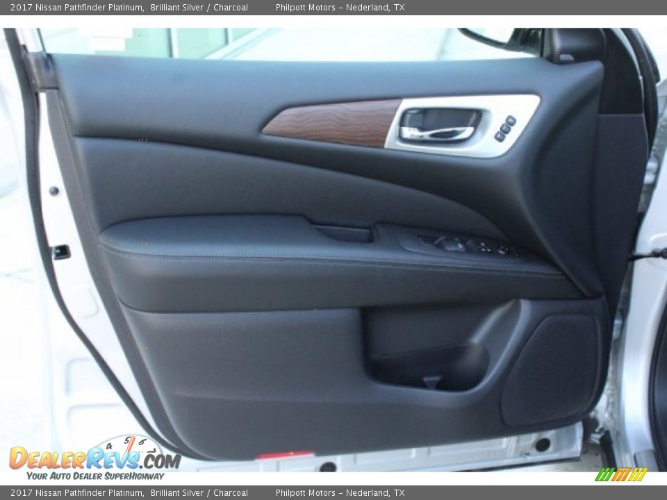 2017 Nissan Pathfinder Platinum Brilliant Silver / Charcoal Photo #11