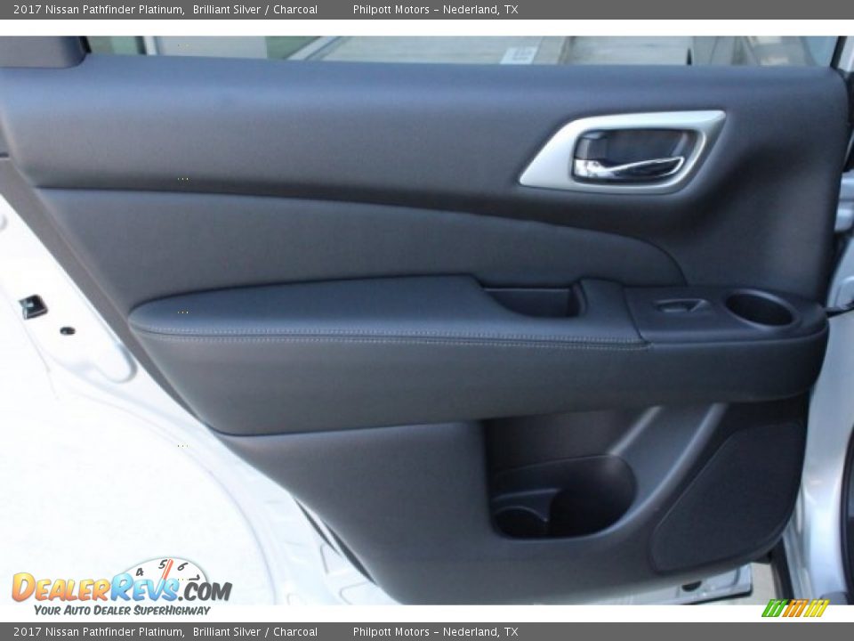 2017 Nissan Pathfinder Platinum Brilliant Silver / Charcoal Photo #26