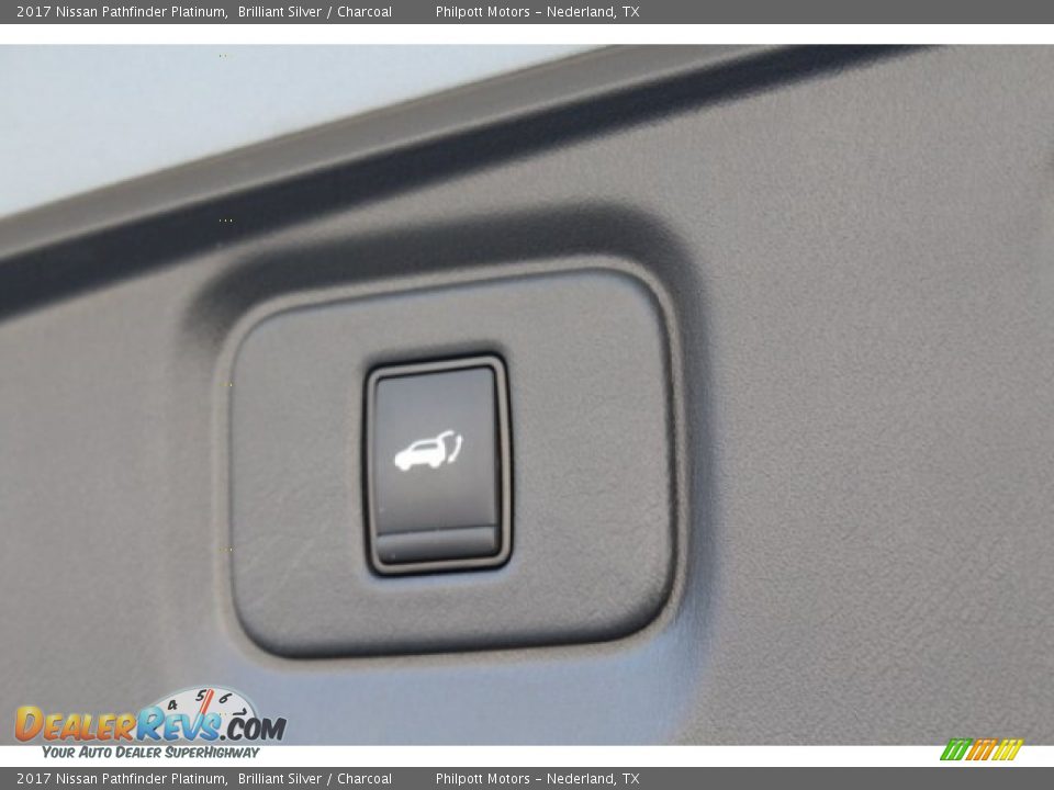 2017 Nissan Pathfinder Platinum Brilliant Silver / Charcoal Photo #32