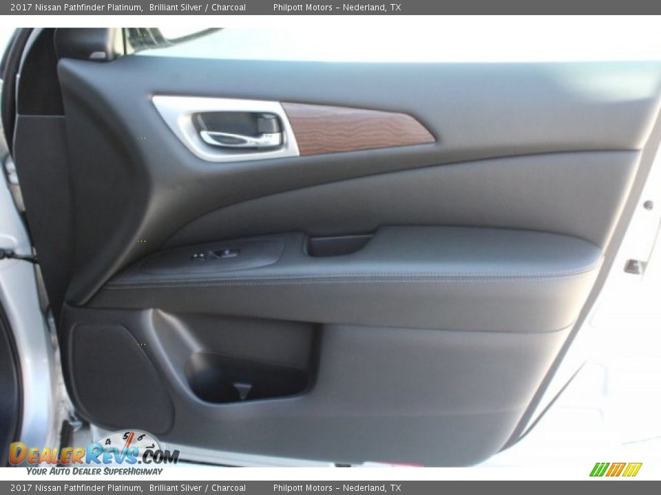 2017 Nissan Pathfinder Platinum Brilliant Silver / Charcoal Photo #36