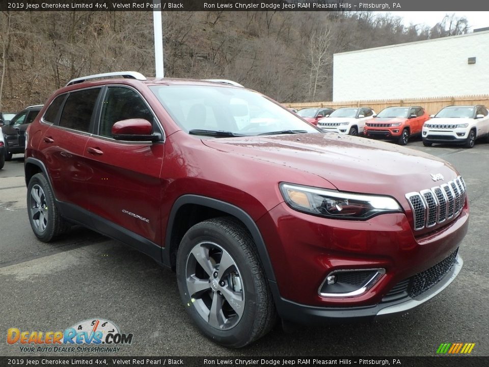 Front 3/4 View of 2019 Jeep Cherokee Limited 4x4 Photo #7