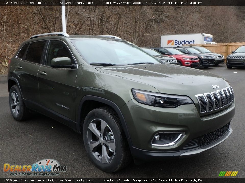 Front 3/4 View of 2019 Jeep Cherokee Limited 4x4 Photo #7
