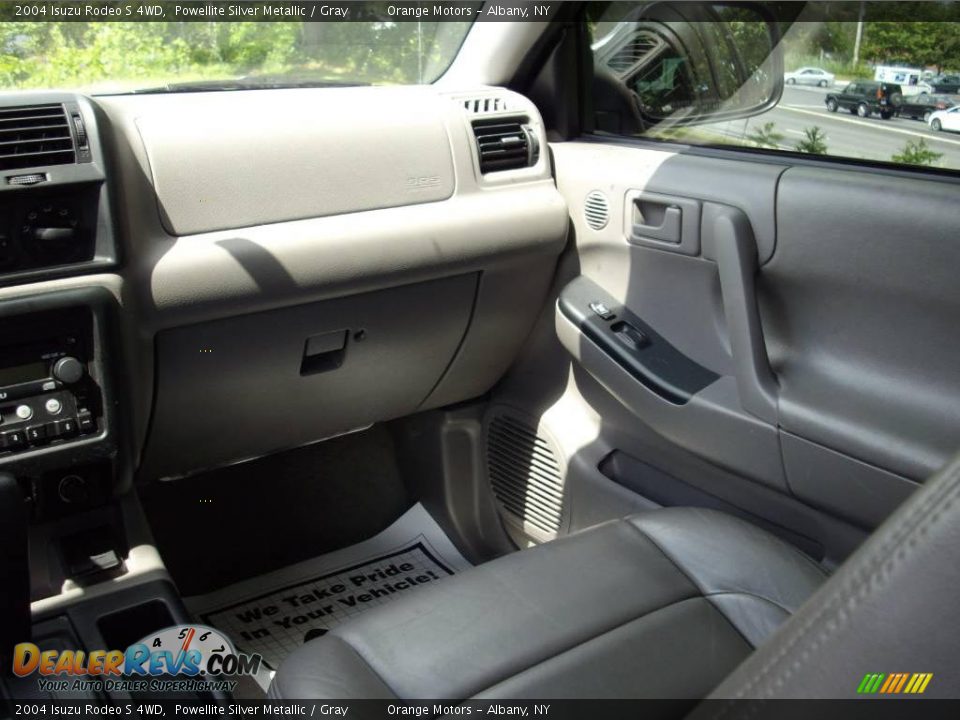 2004 Isuzu Rodeo S 4WD Powellite Silver Metallic / Gray Photo #13
