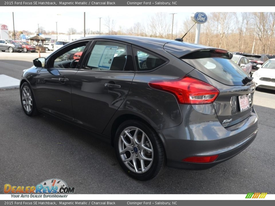 2015 Ford Focus SE Hatchback Magnetic Metallic / Charcoal Black Photo #4
