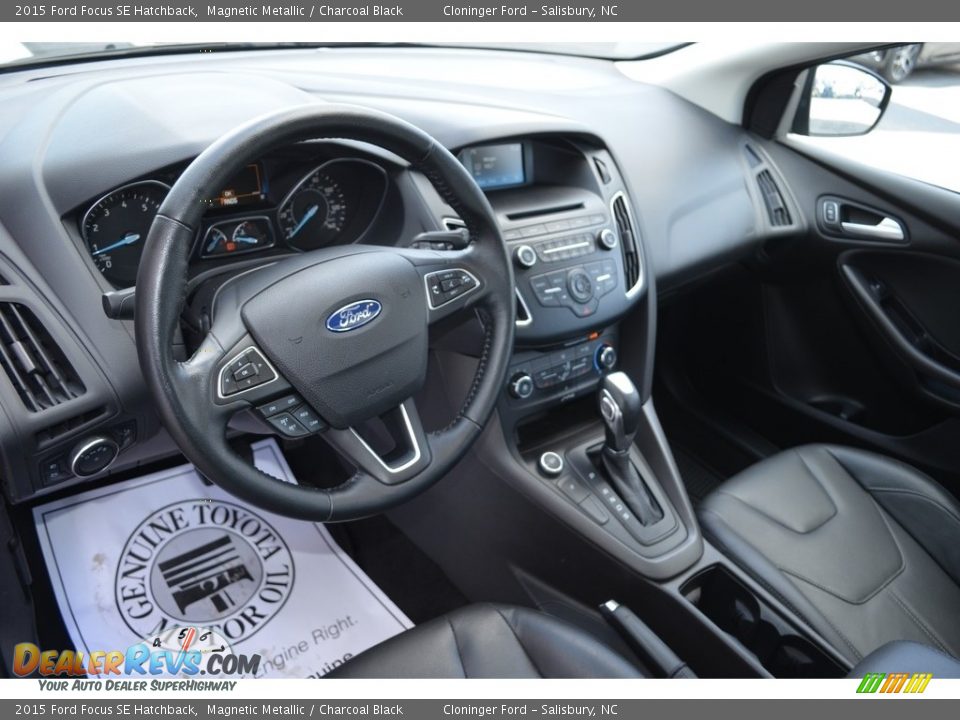 2015 Ford Focus SE Hatchback Magnetic Metallic / Charcoal Black Photo #11