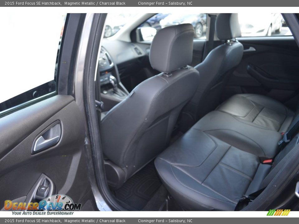 2015 Ford Focus SE Hatchback Magnetic Metallic / Charcoal Black Photo #12