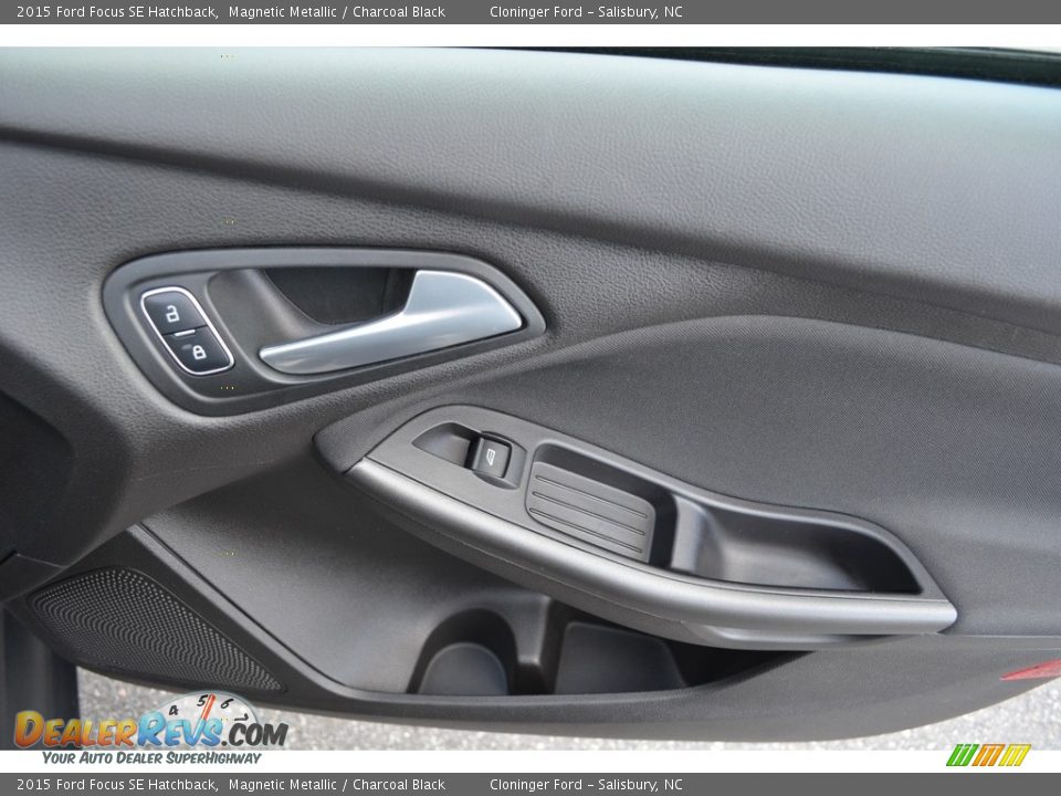2015 Ford Focus SE Hatchback Magnetic Metallic / Charcoal Black Photo #15