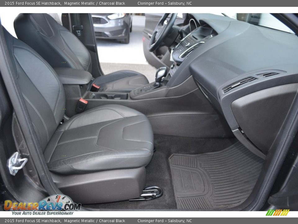 2015 Ford Focus SE Hatchback Magnetic Metallic / Charcoal Black Photo #16