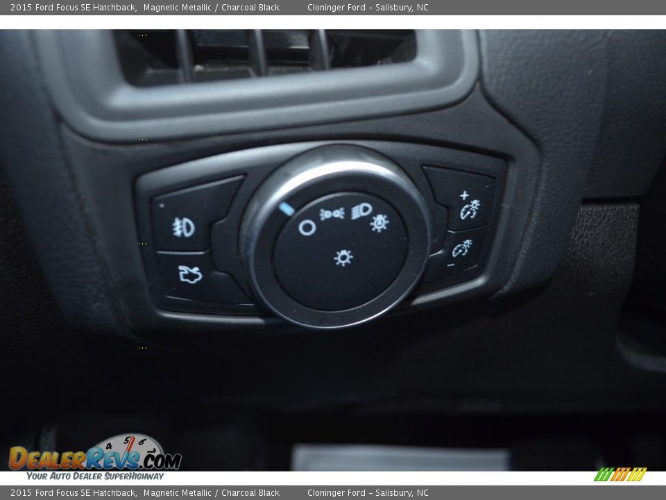 2015 Ford Focus SE Hatchback Magnetic Metallic / Charcoal Black Photo #25