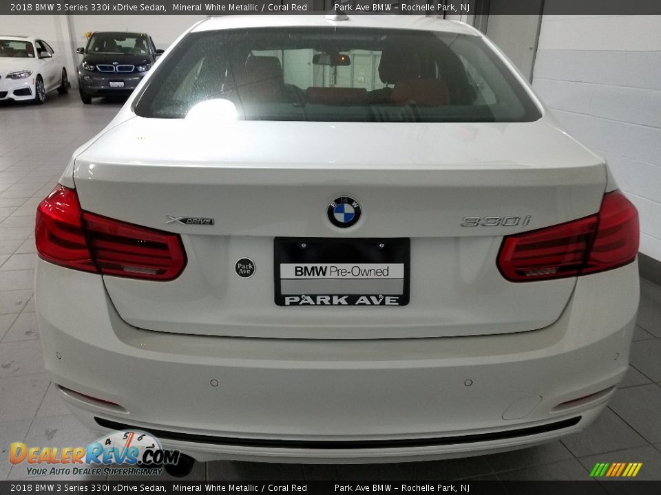 2018 BMW 3 Series 330i xDrive Sedan Mineral White Metallic / Coral Red Photo #4