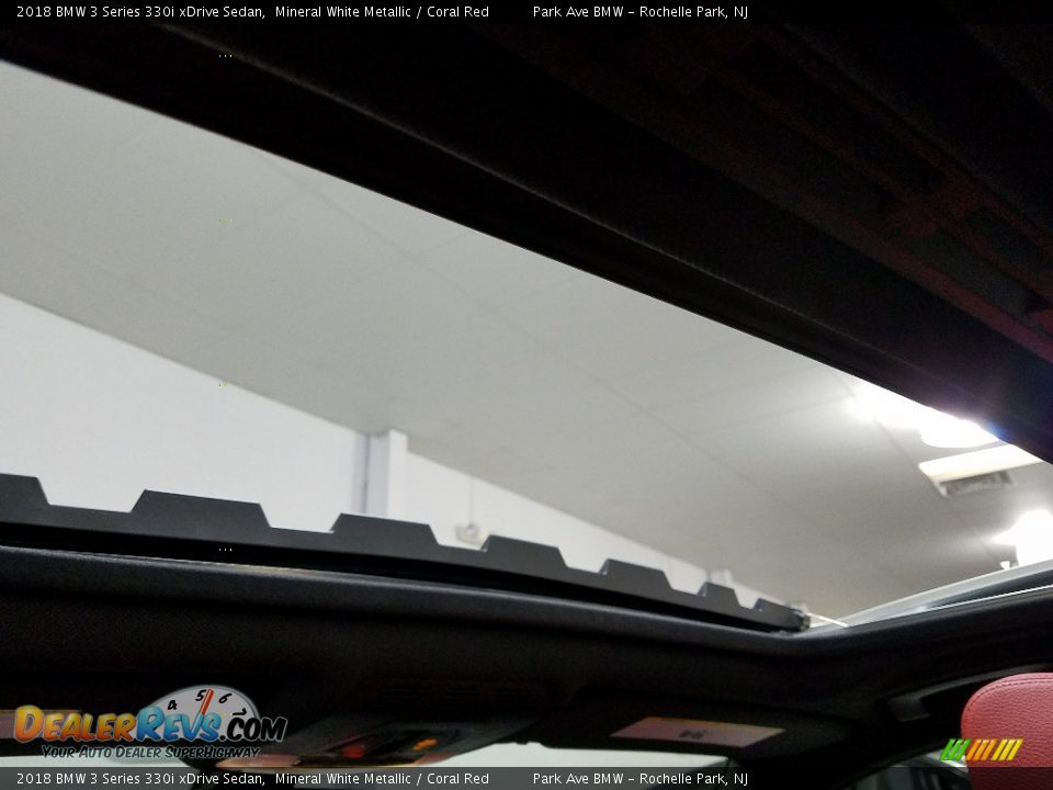 2018 BMW 3 Series 330i xDrive Sedan Mineral White Metallic / Coral Red Photo #23