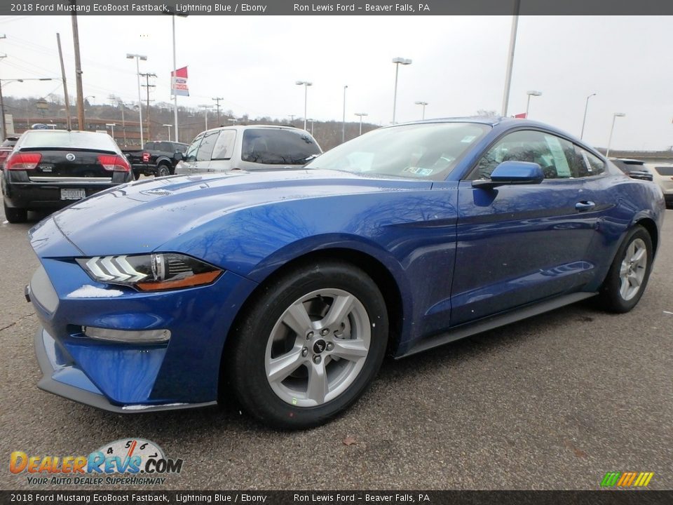 Front 3/4 View of 2018 Ford Mustang EcoBoost Fastback Photo #6