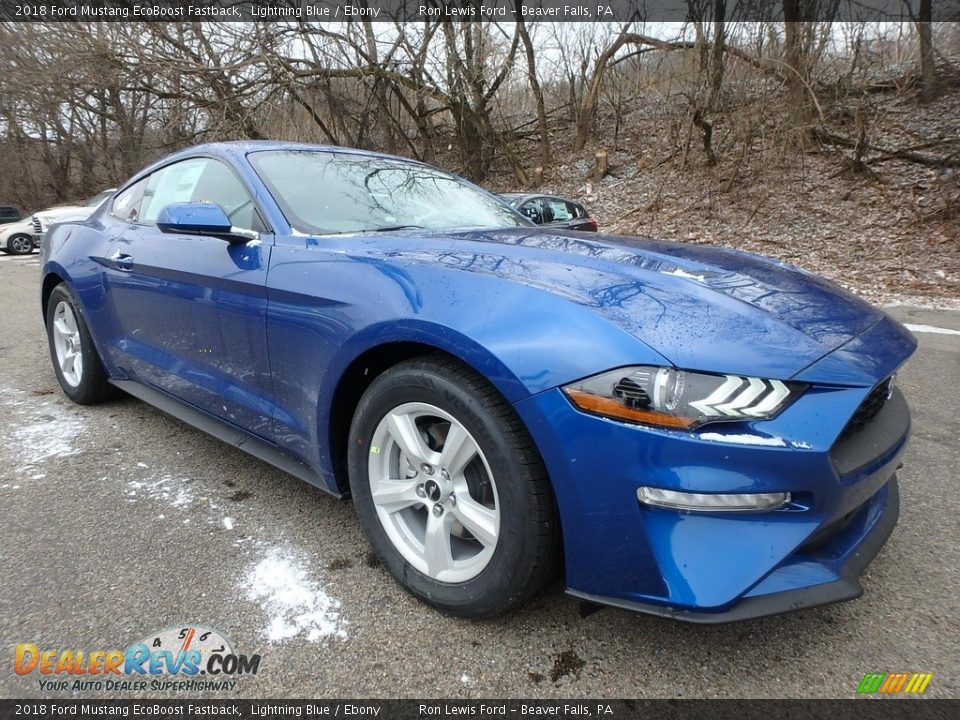 Front 3/4 View of 2018 Ford Mustang EcoBoost Fastback Photo #9