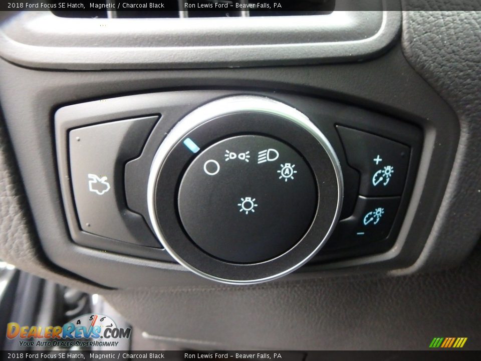 2018 Ford Focus SE Hatch Magnetic / Charcoal Black Photo #16