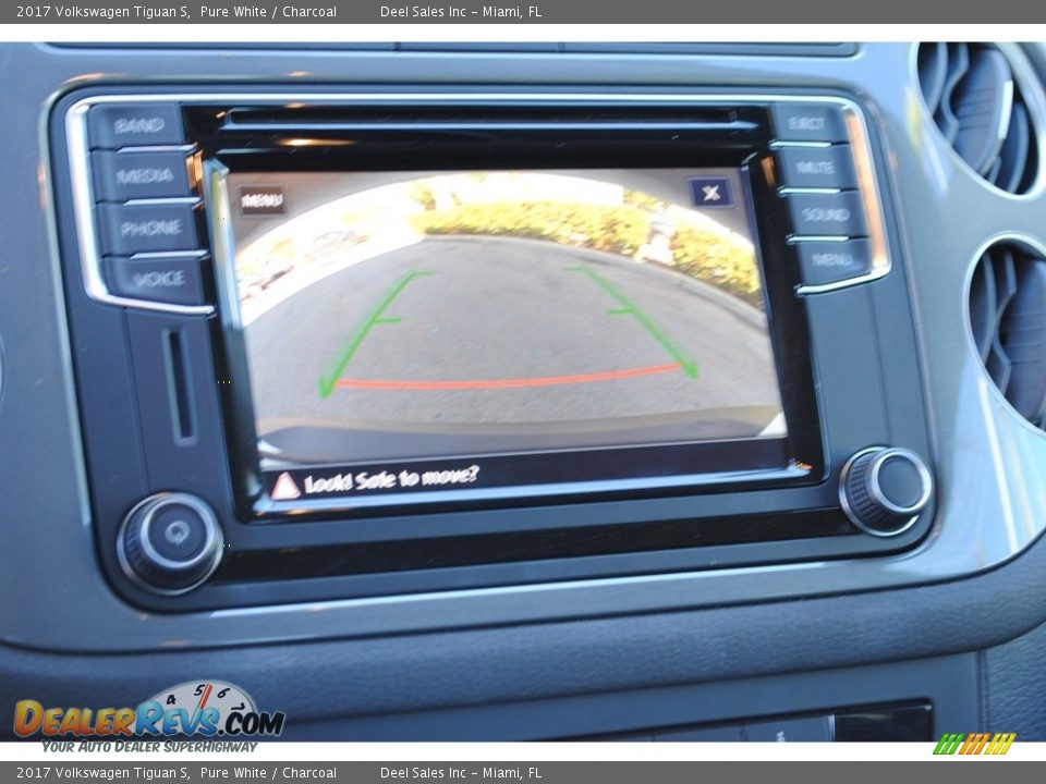 2017 Volkswagen Tiguan S Pure White / Charcoal Photo #17