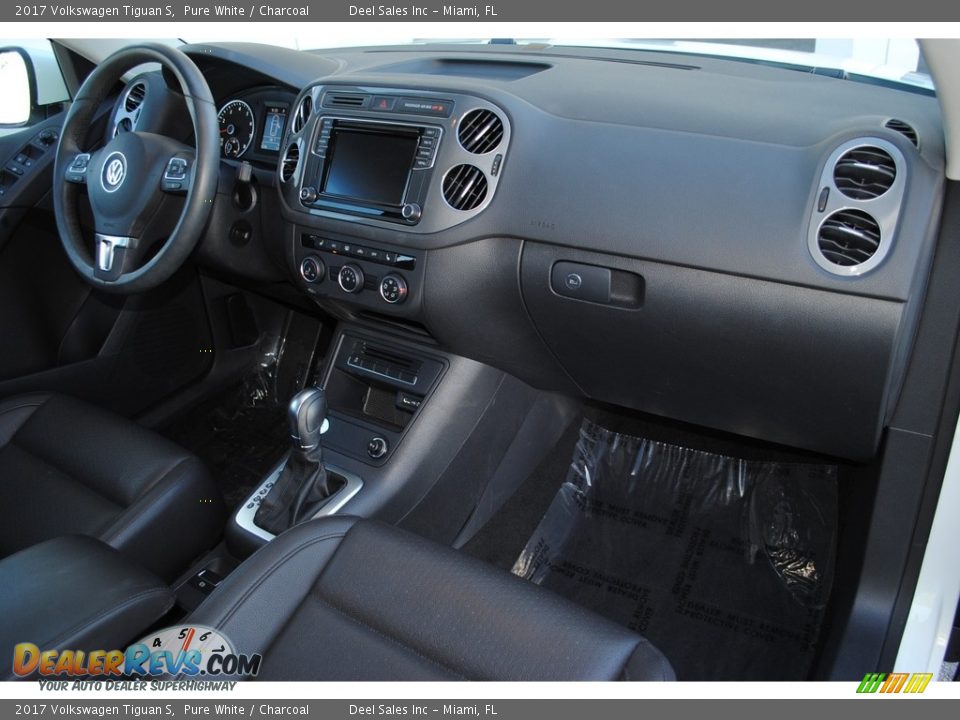 2017 Volkswagen Tiguan S Pure White / Charcoal Photo #18