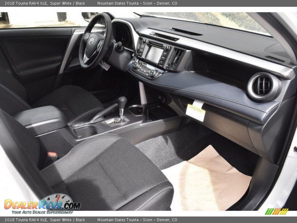 2018 Toyota RAV4 XLE Super White / Black Photo #11