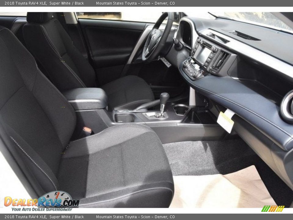 2018 Toyota RAV4 XLE Super White / Black Photo #12