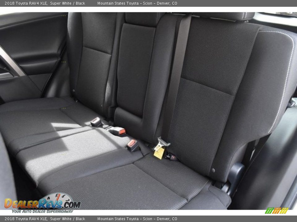 2018 Toyota RAV4 XLE Super White / Black Photo #16