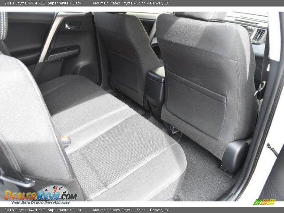 2018 Toyota RAV4 XLE Super White / Black Photo #17