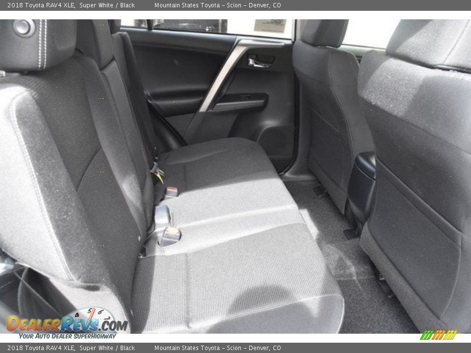 2018 Toyota RAV4 XLE Super White / Black Photo #18