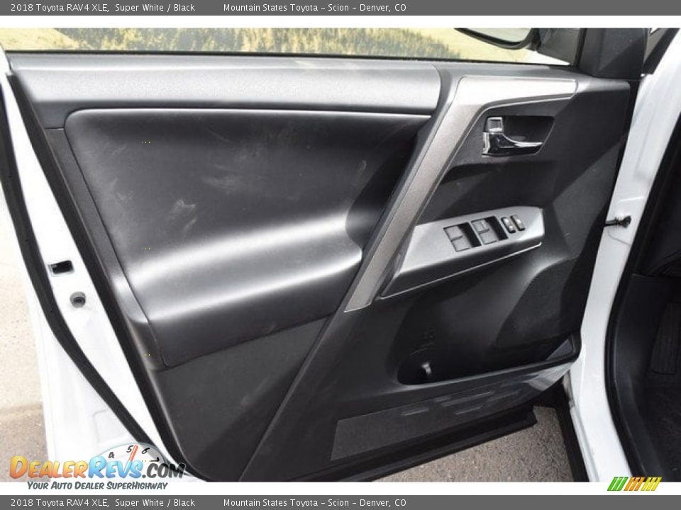 2018 Toyota RAV4 XLE Super White / Black Photo #20