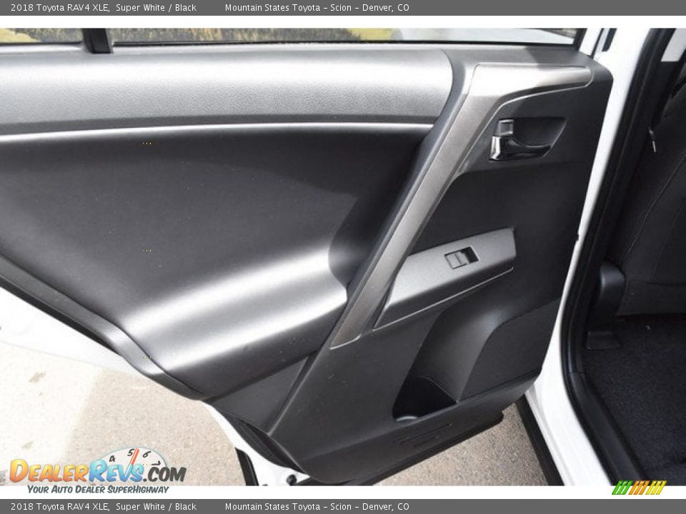 2018 Toyota RAV4 XLE Super White / Black Photo #21