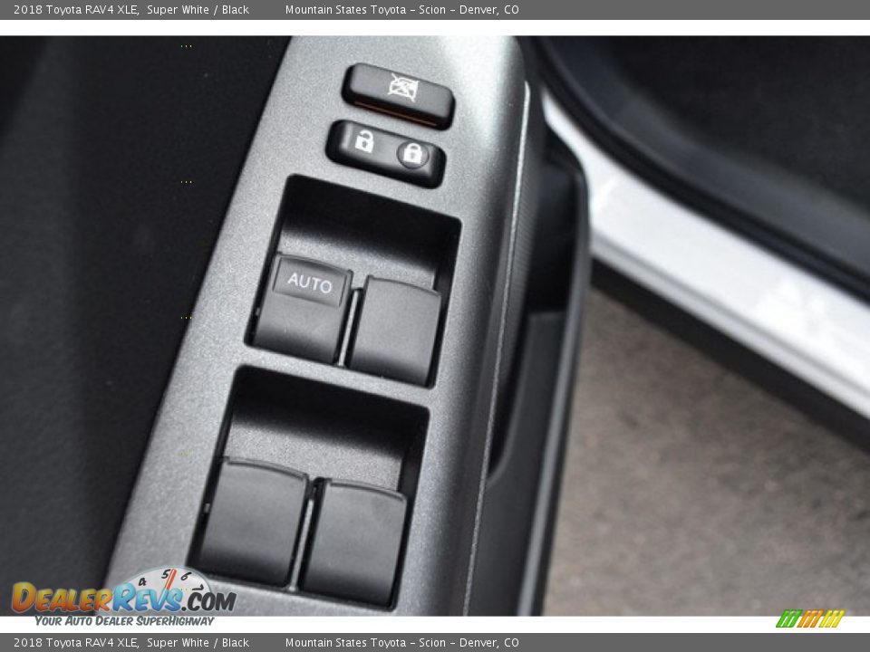 2018 Toyota RAV4 XLE Super White / Black Photo #24