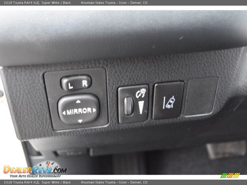2018 Toyota RAV4 XLE Super White / Black Photo #25