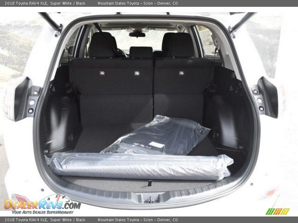 2018 Toyota RAV4 XLE Super White / Black Photo #31