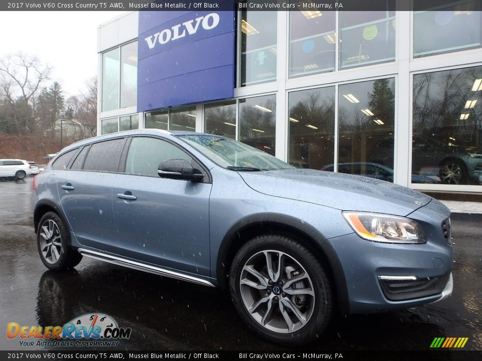 Front 3/4 View of 2017 Volvo V60 Cross Country T5 AWD Photo #1