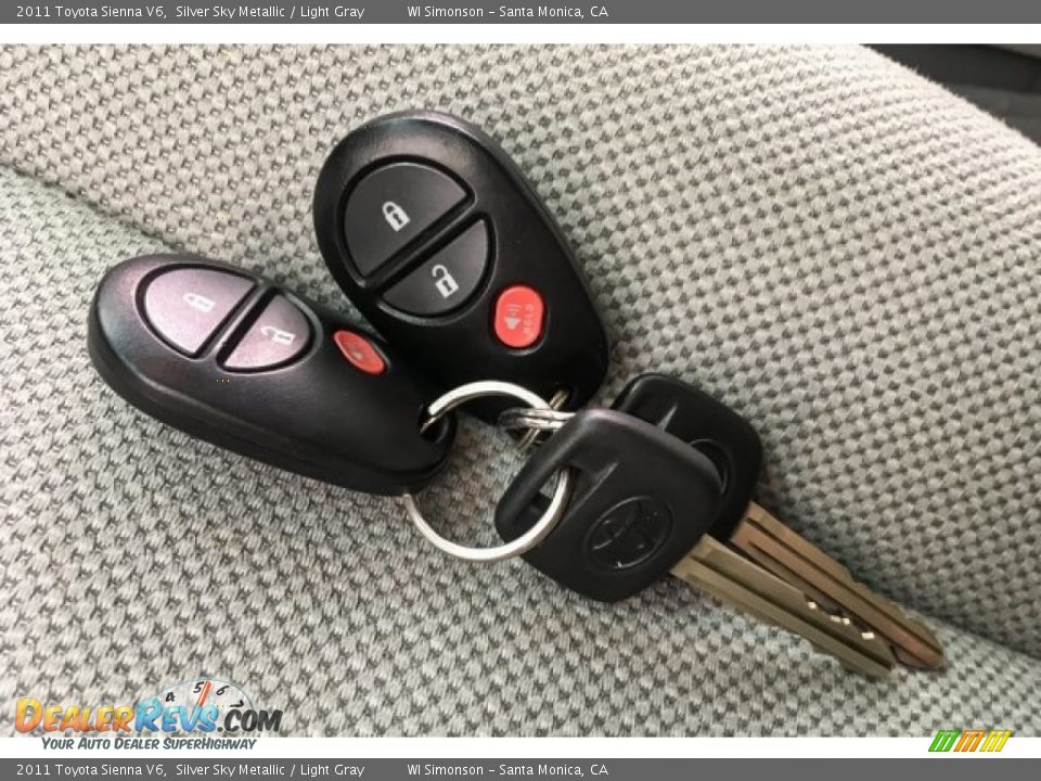 2011 Toyota Sienna V6 Silver Sky Metallic / Light Gray Photo #11