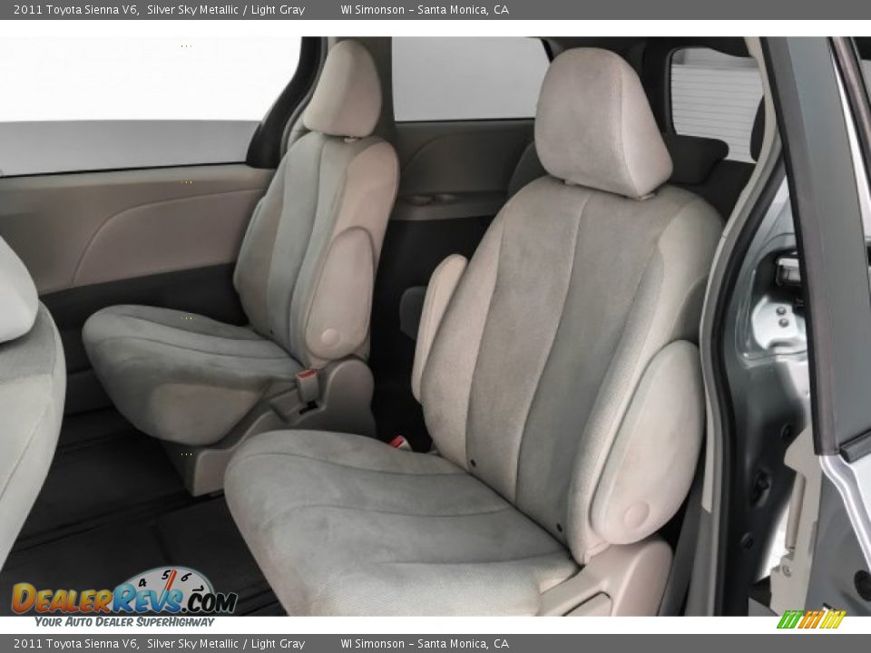 2011 Toyota Sienna V6 Silver Sky Metallic / Light Gray Photo #17
