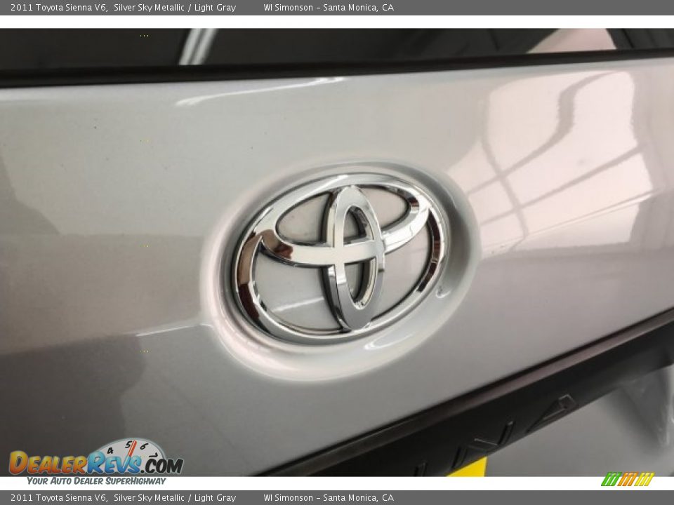 2011 Toyota Sienna V6 Silver Sky Metallic / Light Gray Photo #26