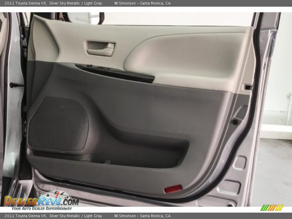 2011 Toyota Sienna V6 Silver Sky Metallic / Light Gray Photo #29