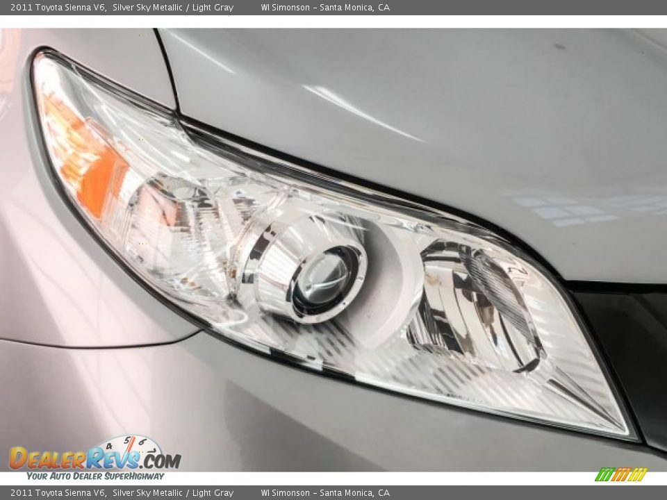 2011 Toyota Sienna V6 Silver Sky Metallic / Light Gray Photo #31