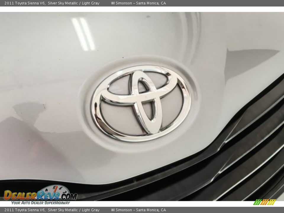 2011 Toyota Sienna V6 Silver Sky Metallic / Light Gray Photo #32