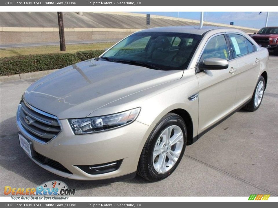 Front 3/4 View of 2018 Ford Taurus SEL Photo #3