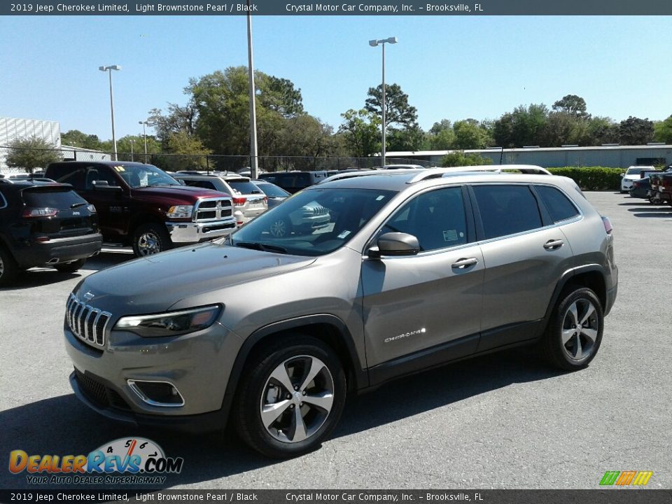 Front 3/4 View of 2019 Jeep Cherokee Limited Photo #1