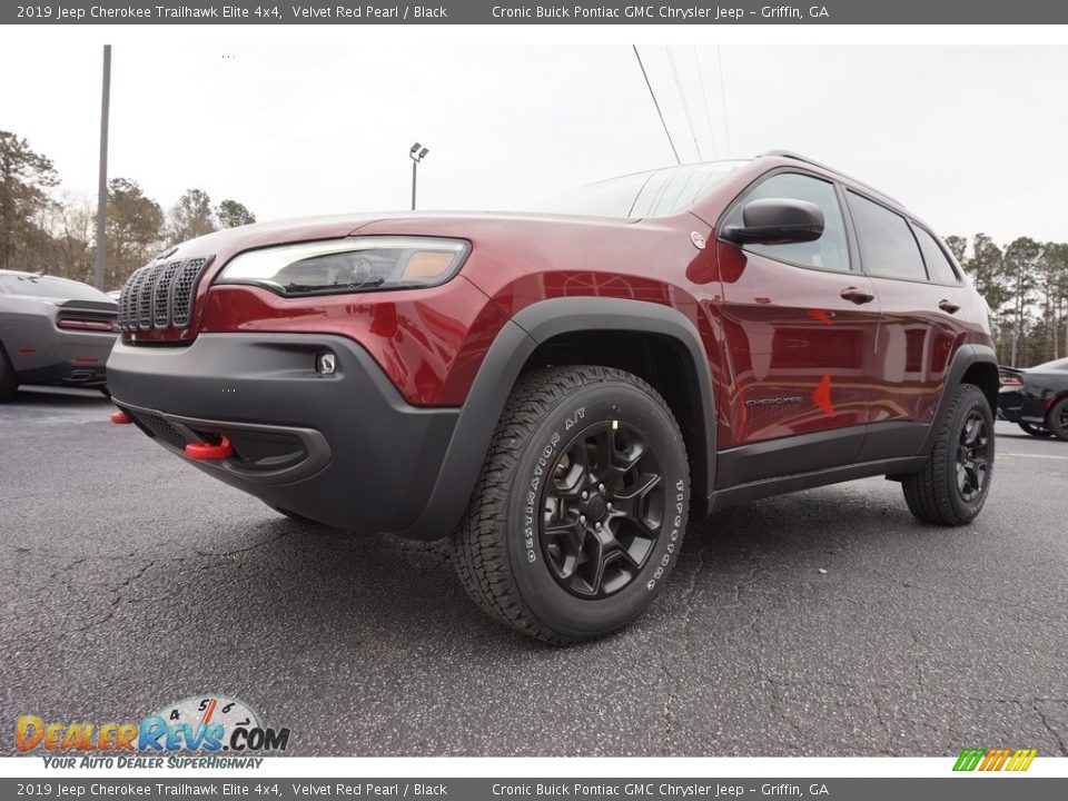 Front 3/4 View of 2019 Jeep Cherokee Trailhawk Elite 4x4 Photo #3