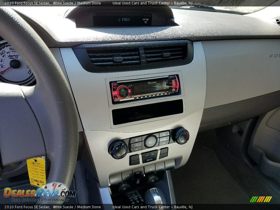 2010 Ford Focus SE Sedan White Suede / Medium Stone Photo #17