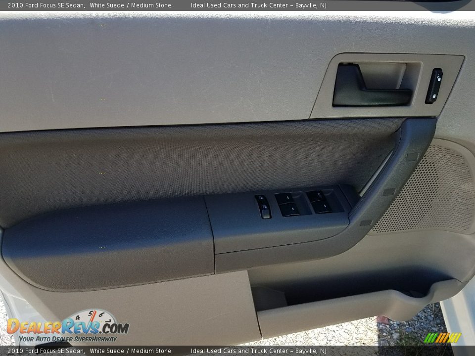 2010 Ford Focus SE Sedan White Suede / Medium Stone Photo #19
