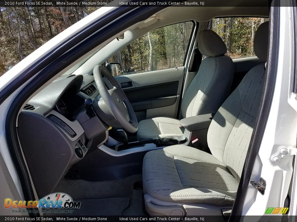 2010 Ford Focus SE Sedan White Suede / Medium Stone Photo #20