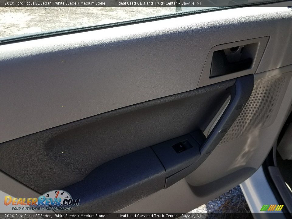 2010 Ford Focus SE Sedan White Suede / Medium Stone Photo #21