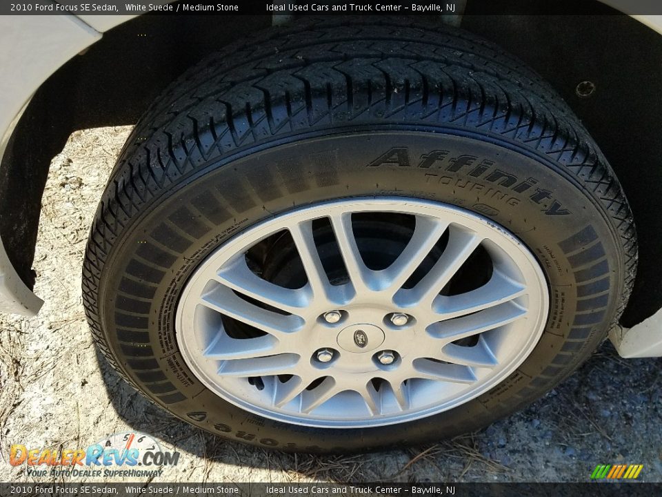 2010 Ford Focus SE Sedan White Suede / Medium Stone Photo #26