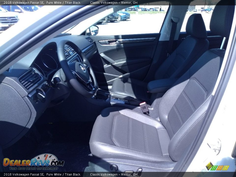 2018 Volkswagen Passat SE Pure White / Titan Black Photo #2